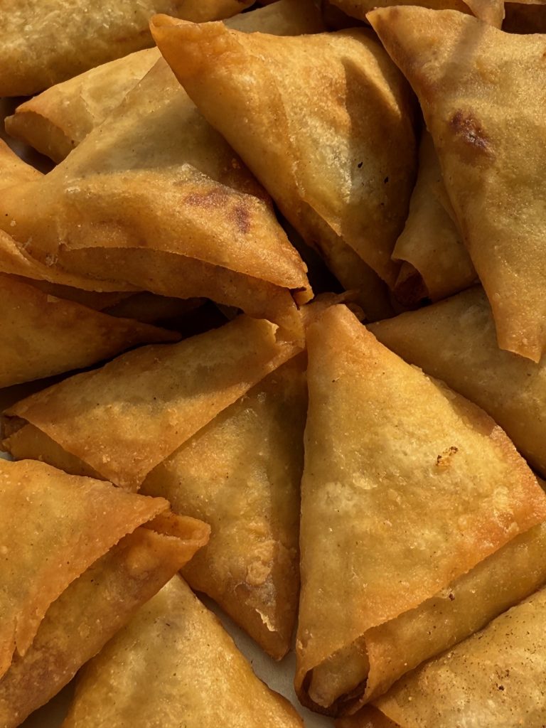 samoussas réunionnais faits maison avec pâte artisanale